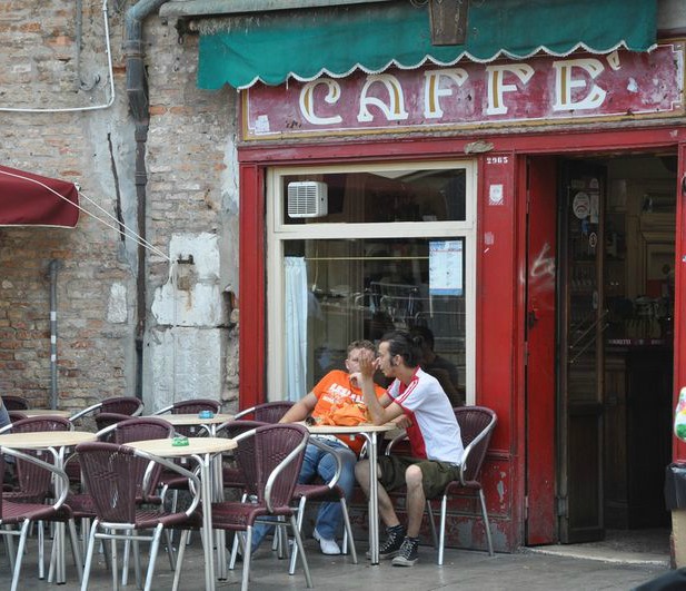 https://www.italymagazine.com/sites/default/files/feature-story/gallery/1caffe_rosso.jpg