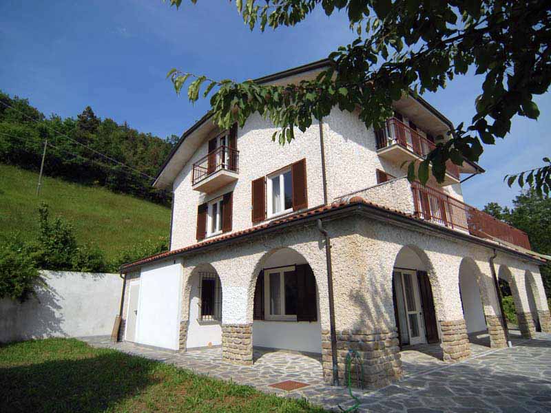 Villa in Somano, Langhe, A villa with fine views and a park / SMN004 ...