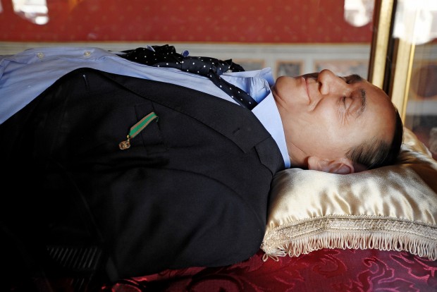 "Dead" Berlusconi Displayed in Glass Coffin in Rome | ITALY Magazine
