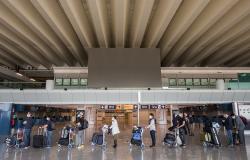 Passengers in line wearing masks at Fiumicino Airport in Rome