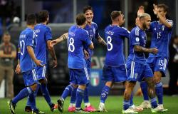 Azzurri teammates celebrate after Davide Frattesi's goal