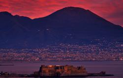 Naples at sunset / Photo: Ondrej Prosicky via Shutterstock