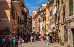 Via Roma in the heart of Vernazza / Photo: Jeff Whyte via Shutterstock