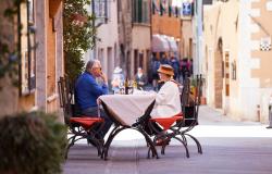 outside eating in Tuscany