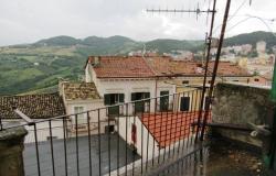 Original condition 1900s, stone town house with 3 bedrooms, sun terrace, in a fantastic, typical Italian town  10