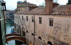 Venice - Castello noble floor overlooking a canal. ref.175c 9