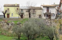 Rustic, stone cottage of 70sqm with a 100smq garden and lake and mountain view. 1