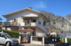 Detached villa, well-kept garden, 3 floors, 6 bedrooms, mountain views and 2 double garages and solar panels. 1