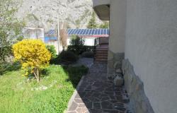 Detached villa, well-kept garden, 3 floors, 6 bedrooms, mountain views and 2 double garages and solar panels. 2