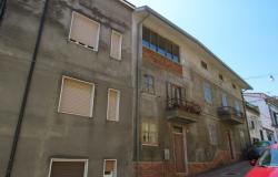 Habitable town house with 3 bedrooms, 8km to the beach and 500 meters to shops and bars. 2