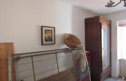 Habitable town house with 3 bedrooms, 8km to the beach and 500 meters to shops and bars. 10