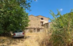 9 stone rooms with a barn of 200sqm, partly habitable with 200sqm of garden to restructure offering amazing views. 1