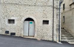 Stone structure, partially renovated town house of 120sqm with 30sqm terrace, in a lively town. 0