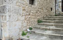 Stone structure, partially renovated town house of 120sqm with 30sqm terrace, in a lively town. 3