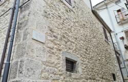 Stone structure, partially renovated town house of 120sqm with 30sqm terrace, in a lively town. 4