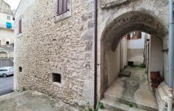 Stone structure, partially renovated town house of 120sqm with 30sqm terrace, in a lively town. 6