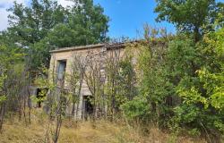 Stone, detached cottage of 150sqm to restructure in a peaceful mountain retreat with 200sqm of garden 0