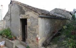 Original barn of 70sqm with 10sqm garden 10km to the beach to convert to a 100sqm town house. 0