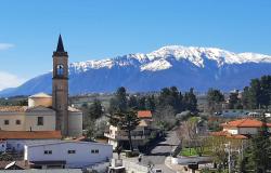 700sqm block of flats with 5 floors, sea and mountain views, 2000sqm of land in the center of town, one apartment finished, great B & B potential. 0