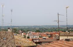 10 mins to the beach, town house 200 meters to shops, 2 to 3 bedrooms, sea view, 2 balconies 1950s original style 9