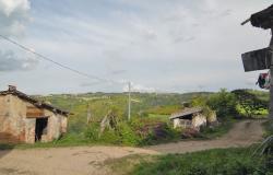 In a Hamlet, Country House with Land and a Portico Convertible into Habitation - CLV022