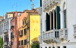 Venice, San Polo district/Frari church, Stunning 3 bedroom apartment with charming canal view. Ref.188c 29