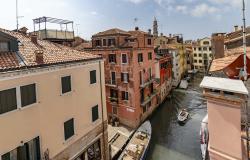 VENICE – Fascinating land/sky townhouse in the heart of Cannaregio. Ref. 190 c 38