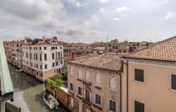 VENICE – Fascinating land/sky townhouse in the heart of Cannaregio. Ref. 190 c 37