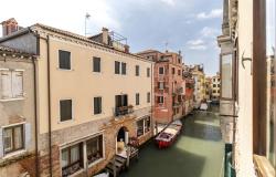 VENICE – Fascinating land/sky townhouse in the heart of Cannaregio. Ref. 190 c 40