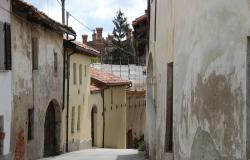 A House in the Village with Inner Courtyard / NVL014