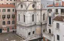 Venice – wonderful penthouse with view over the Miracoli church and an amazing roof terrace. Ref. 196c 16