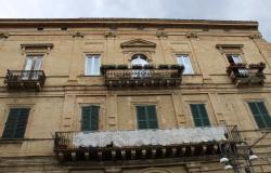 Historic and listed building from 1875 with 135sqm apartment in the old center of this typically Italian City 12