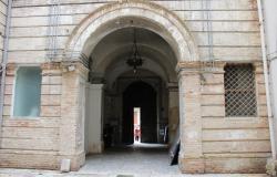 Historic and listed building from 1875 with 135sqm apartment in the old center of this typically Italian City 14