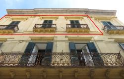 1800s, listed, 3 bed, historic apartment in the old city center, fresco, high ceilings, balconies, terrace and beautiful views 6