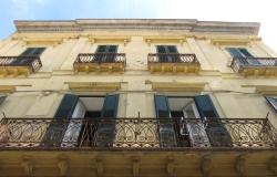 1800s, listed, 3 bed, historic apartment in the old city center, fresco, high ceilings, balconies, terrace and beautiful views 1