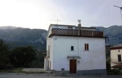 Detached, stone, renovated 4 bedroom, country house of 190sqm with 500sqm of garden, garage and terraces overlooking amazing mountain backdrops  1