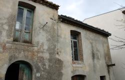 Stone structure town house of 100sqm, 3 beds, with garden of 250sqm 400 meters to bars and restaurants 6