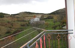 Detached country house, 14 rooms, in the mountains, attic, outbuildings, 2500sqm of garden, 1km to the center, habitable, central heating  13