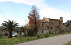 Ruin of 110sqm with 1000sqm of building land, easy access, in a peaceful panoramic location 7km to the lively town of Casoli  0