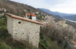 Stone structure from the 1800s, detached of 70sqm, new roof, with 200sqm of garden, amazing mountain and lake views, peaceful  2