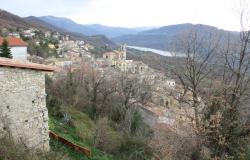 Stone structure from the 1800s, detached of 70sqm, new roof, with 200sqm of garden, amazing mountain and lake views, peaceful  5