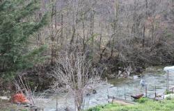 1950s 3 bedroom apartment, habitable, in a lively mountain town in front of a fast flowing river  7