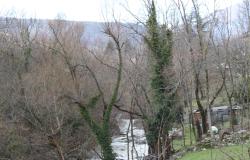 1950s 3 bedroom apartment, habitable, in a lively mountain town in front of a fast flowing river  9