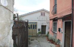 Bungalow, town house close to all services, terrace, garden, 8km to beach, habitable, 7 rooms, 3 beds, mountain views 7