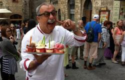 Sergio Dondoli gelato chef with a tray of gelato cups