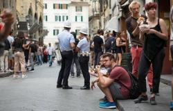 Florence ban eating on the street