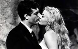 Marcello Mastroianni kisses Anita Ekberg 