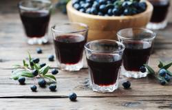 cups of mirto, traditional Sardinian liqueur, and myrtle berries