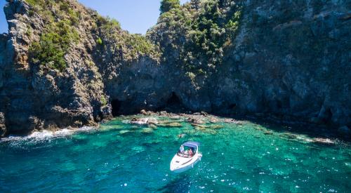 An Amalfi boat rental