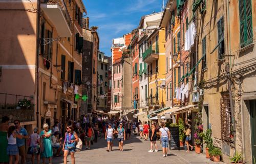 Via Roma in the heart of Vernazza / Photo: Jeff Whyte via Shutterstock